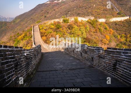Große Mauer von China, berühmtes Wahrzeichen in der Herbstlandschaft Stockfoto