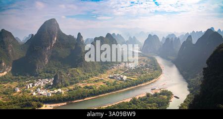 Panoramablick auf den Li-Fluss in Guilin, China. Karsthügel und Fluss, typisch asiatische Landschaft Stockfoto