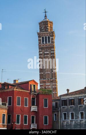 Kirche St. Stephan - Chiesa di Santo Stefano Schiefer Glockenturm campanile in Venedig, Italien. Blick vom Campo Sant'Angelo. Stockfoto