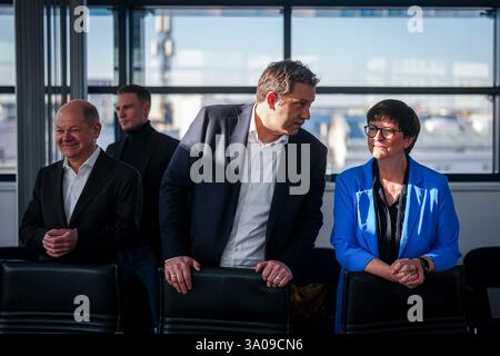 Berlin, Deutschland. März 2025. Bundeskanzler Olaf Scholz (SPD, l-r), Lars Klingbeil, SPD-Bundestagsfraktion und Bundesvorsitzende, und Saskia Esken, SPD-Bundesvorsitzende, nehmen an der Vorstandssitzung ihrer Partei Teil. Quelle: Kay Nietfeld/dpa/Alamy Live News Stockfoto