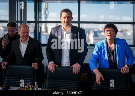Berlin, Deutschland. März 2025. Bundeskanzler Olaf Scholz (SPD, l-r), Lars Klingbeil, SPD-Bundestagsvorsitzende und SPD-Bundesvorsitzende Saskia Esken, nehmen an der Vorstandssitzung ihrer Partei Teil. Quelle: Kay Nietfeld/dpa/Alamy Live News Stockfoto