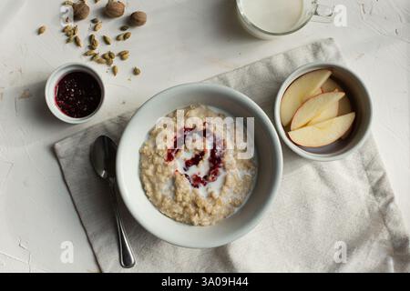 Heißes Müsli mit Obst auf Leinenserviette Stockfoto
