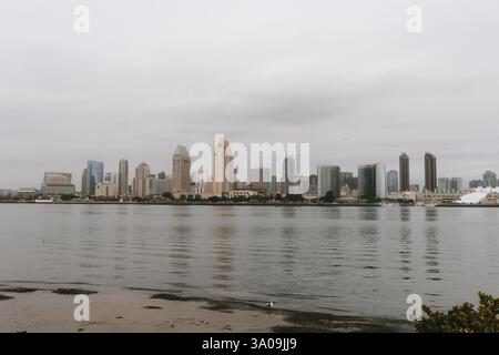 Skyline von Downtown San Diego ab Coronado an düsteren Tagen Stockfoto