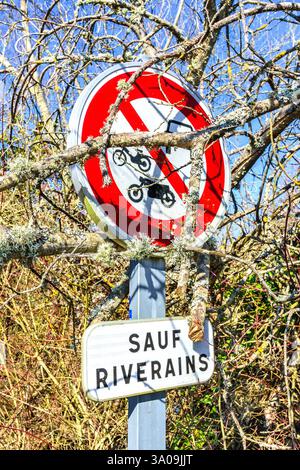 Französisches Verkehrszeichen Warnanzeige keine Einfahrt für alle Fahrzeuge außer für Bewohner des Regionalparks La Brenne - Le Bouchet, Rosnay, Indre (36), Frankreich. Stockfoto