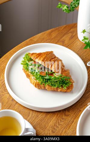 Croissant mit Lachs und Kräutern Stockfoto
