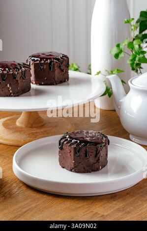 Brownies mit Schokoladensirup auf einem Teller Stockfoto