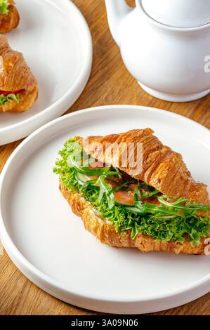 Croissant mit Lachs und Kräutern Stockfoto