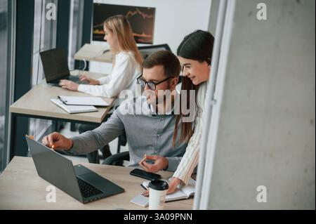 Besprechung der Projektideen. Erfolgreiche Teams arbeiten im Büro zusammen. Unternehmenskonzeption. Stockfoto
