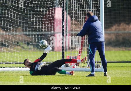 Arsenal Torhüter David Raya (links) während eines Trainings im Sobha Realty Training Centre, London. Bilddatum: Montag, 3. März 2025. Stockfoto