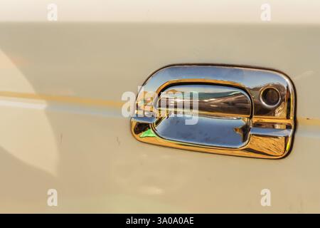 Plastiktürgriff an einem weißen Auto. Autoöffnungsvorrichtung aus Kunststoff Stockfoto