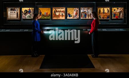 London, Großbritannien. März 2025. Die Tafeln der Nationalgalerie aus dem Maestà sind mit anderen, die Episoden aus dem Leben Christi beschreiben, wieder vereint. Dazu gehören Christus und die Frau von Samaria aus dem Museo Thyssen-Bornemisza, Madrid und die Berufung der Apostel Peter und Andrew aus der National Gallery of Art, Washington DC. - Siena: The Rise of Painting 1300-1350 eine neue Ausstellung in der National Gallery. Gemälde einiger der größten italienischen Künstler des 14. Jahrhunderts sind seit Jahrhunderten in der ganzen Welt verstreut. Sie sind einflussreiche und kostbare Gemälde, viele in Gold Stockfoto