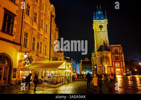 PRAG, TSCHECHISCHE REPUBLIK - 04. MÄRZ 2022: Das Nachtleben auf dem Altstädter Ring mit Menschenmassen, Spaziergängen und einer herrlichen Zeit, am 04. März in Prag, Stockfoto