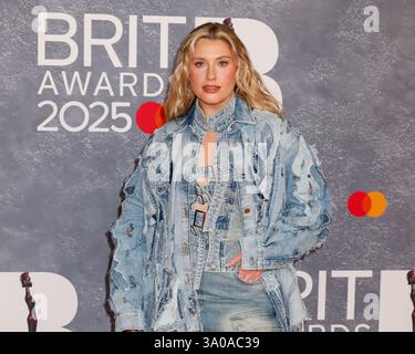 Ella Henderson nimmt an den BRIT Awards 2025 bei der O2 in Greenwich, London, Teil. (Foto: Cat Morley / SOPA Images/SIPA USA) Stockfoto