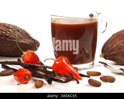 Mexikanische heiße Schokolade auf weißem Hintergrund Stockfoto