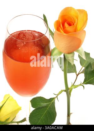 Kir Royal Cocktail auf weißem Hintergrund Stockfoto