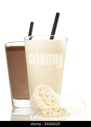 Protein Shakes auf weißem Hintergrund Stockfoto