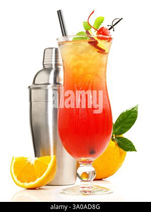 Tequila Sunrise Cocktail auf weißem Hintergrund Stockfoto