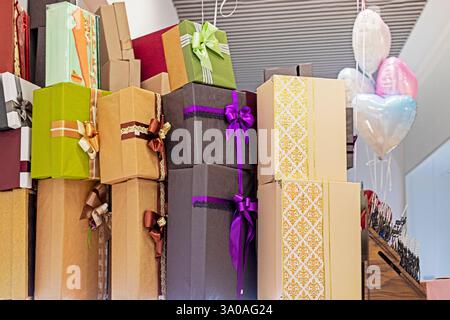 Geschenk in verschiedenen Größen farbenfrohe Geschenkboxen. Weihnachtsfeiertag. Vatertag, Muttertag Stockfoto