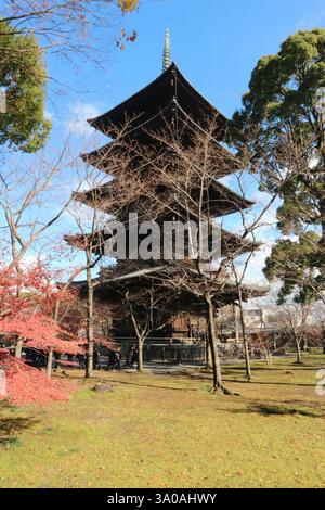 Herbststimmung. Japanische Pagode im Herbstlaub mit roten Ahornblättern in Kyoto. Stockfoto