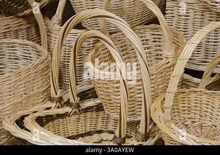 Eine Vielzahl von Körben in verschiedenen Formen und Größen, gewebt aus natürlichem Korb, Nahaufnahme, abstrakter Hintergrund Stockfoto