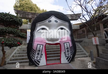 Fukuoka, Japan, 20. Januar 2025: Großes Gesicht der Glücksgöttin im Kushida-Schrein. Es ist ein schintoistischer Schrein in Hakata-ku, Fukuoka, Japan. Stockfoto