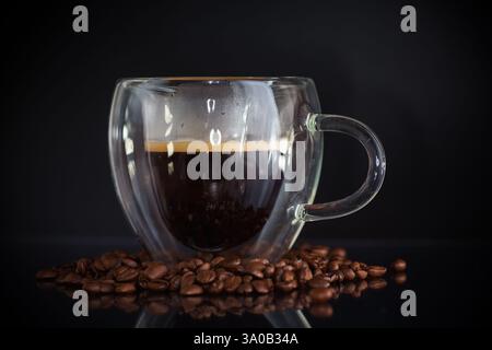 Klassischer Espresso in einem doppelwandigen Glas. Stockfoto