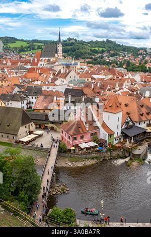 Aus der Vogelperspektive auf das historische Zentrum der Stadt Český Krumau mit Brücke, Moldau und Kirchturm, Cesky Krumlov, Tschechische Republik Stockfoto