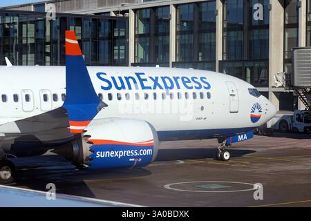 18.02.2025, Schönefeld, Brandenburg, Deutschland - Boeing 737-8 MAX der SunExpress auf dem Vorfeld des Flughafens BER. Airline, Alltag, Aussen, Aussenaufnahme, Boeing, Boeing 737, Boeing 737 MAX, Brandenburg, Deutsch, Deutschland, Europa, europaeisch, Fernreise, Flieger, Fluggesellschaft, Fluglinie, Flugreise, Flugtechnik, Flugverkehr, Flugzeug, Jahreszeit, Luftfahrt, Luftfahrtgesellschaft, Luftfahrtunternehmen, Luftverkehr, Passagierflugzeug, Passagiermaschine, QF, Querformat, Reise, Schönefeld, SunExpress, Tourismus, Transport, Unternehmen, Verkehr, Verkehrsflugzeug, Verkehrsmaschine, verreisen, VO Stockfoto