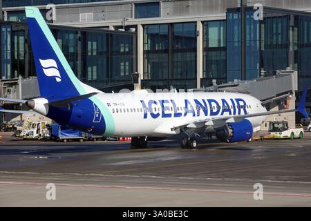 18.02.2025, Schönefeld, Brandenburg, DE - Boeing 737-8 MAX der Icelandair auf dem Vorfeld des Flughafens BER. Airline, Alltag, Aussen, Aussenaufnahme, Boeing, Boeing 737, Boeing 737 MAX, Brandenburg, Deutsch, Deutschland, Europa, europaeisch, Fernreise, Flieger, Fluggesellschaft, Fluglinie, Flugreise, Flugtechnik, Flugverkehr, Flugzeug, Icelandair, Jahreszeit, Luftfahrt, Luftfahrtgesellschaft, Luftfahrtunternehmen, Luftverkehr, Passagierflugzeug, Passagiermaschine, QF, Querformat, Reise, Schönefeld, TF-ICR, Tourismus, Verkehr, Unternehmen, Verkehr, Verkehrsflugzeug, Verkehrsmaschine, verre Stockfoto