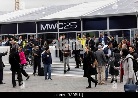 Barcelona, Barcelona, Spanien. März 2025. Die Teilnehmer nehmen am 3. März 2025 in Barcelona am MWC (Mobile World Congress) Teil, der größten mobilen Messe der Welt. Quelle: Javier Borrego Ramos/ZUMA Press Wire/ZUMA Wire/Alamy Live News Credit: ZUMA Press, Inc./Alamy Live News Stockfoto