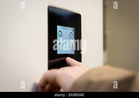 Steuermonitor des Solarmoduls des Wechselrichters Stockfoto