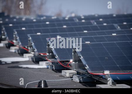 Sonnenkollektoren auf dem Dach Stockfoto