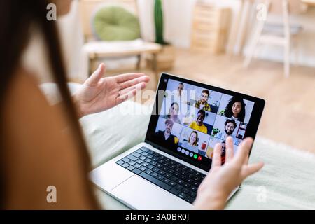 Frau leitet Online-Geschäftstreffen per Videokonferenz auf Laptop Stockfoto