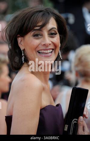 INES DE LA FRESSANGE kommt bei der Premiere von Dornröschen während des 64. Jährlichen Filmfestivals von Cannes im Palais des Festivals in Cannes, Frankreich, 12. Mai 2011. Portrait Kopfschuss lächelnd seitlich trägerlos lila Seidensatin .CAP/PL.©Phil Loftus/Capital Pictures. Stockfoto
