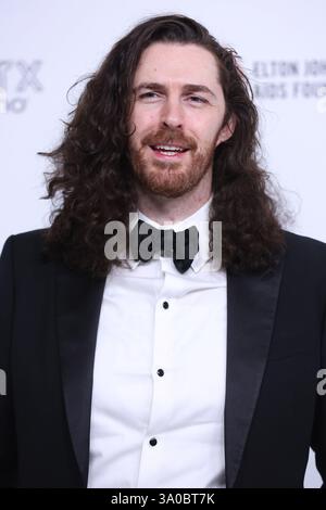 West Hollywood, USA. März 2025. Hozier nimmt an der 33. Annual Academy Awards Viewing Party der Elton John AIDS Foundation am 2. März 2025 in West Hollywood Teil. Foto: Victorio/imageSPACE Credit: Imagespace/Alamy Live News Stockfoto