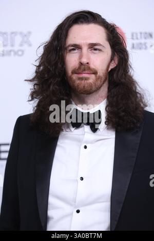 West Hollywood, USA. März 2025. Hozier nimmt an der 33. Annual Academy Awards Viewing Party der Elton John AIDS Foundation am 2. März 2025 in West Hollywood Teil. Foto: Victorio/imageSPACE Credit: Imagespace/Alamy Live News Stockfoto