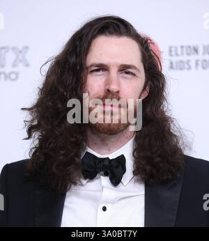 West Hollywood, USA. März 2025. Hozier nimmt an der 33. Annual Academy Awards Viewing Party der Elton John AIDS Foundation am 2. März 2025 in West Hollywood Teil. Foto: Victorio/imageSPACE Credit: Imagespace/Alamy Live News Stockfoto