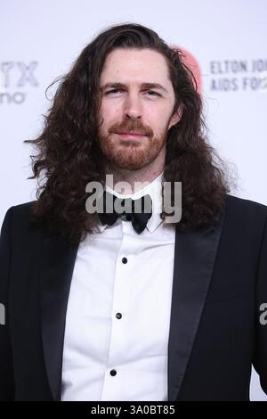 West Hollywood, USA. März 2025. Hozier nimmt an der 33. Annual Academy Awards Viewing Party der Elton John AIDS Foundation am 2. März 2025 in West Hollywood Teil. Foto: Victorio/imageSPACE Credit: Imagespace/Alamy Live News Stockfoto