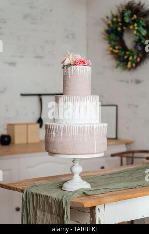 Gefälschter rosa Kuchen auf Holztisch. Plastikkuchen für Kinder Fotoshootings Stockfoto