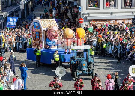 03.03.2025. Düsseldorf. Rosenmontagszug 2025 in der nordrhein-westfälischen Landeshauptstadt. Der Düsseldorfer Karneval feiert 2025 sein 200-jähriges Bestehen hier die Mottowagen des Karnevalswagenbau-Künstlers Jacques Tilly. Düsseldorf Altstadt am Rathaus/Marktplatz Nordrhein-Westfalen Deutschland *** 03 03 2025 Düsseldorf Rosenmontagszug 2025 in der Landeshauptstadt Nordrhein-Westfalen feiert der Düsseldorfer Karneval sein 200-jähriges Bestehen 2025 hier sind die Motive des Karnevalsflottengestalters Jacques Tilly Düsseldorf Altstadt am Rathaus Marktplatz Nordrhein-Westfalen Deutschland Stockfoto