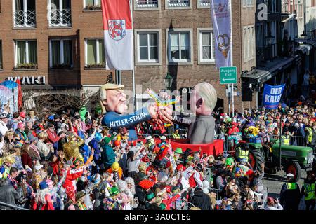 03.03.2025. Düsseldorf. Rosenmontagszug 2025 in der nordrhein-westfälischen Landeshauptstadt. Der Düsseldorfer Karneval feiert 2025 sein 200-jähriges Bestehen hier die Mottowagen des Karnevalswagenbau-Künstlers Jacques Tilly. Düsseldorf Altstadt am Rathaus/Marktplatz Nordrhein-Westfalen Deutschland *** 03 03 2025 Düsseldorf Rosenmontagszug 2025 in der Landeshauptstadt Nordrhein-Westfalen feiert der Düsseldorfer Karneval sein 200-jähriges Bestehen 2025 hier sind die Motive des Karnevalsflottengestalters Jacques Tilly Düsseldorf Altstadt am Rathaus Marktplatz Nordrhein-Westfalen Deutschland Stockfoto