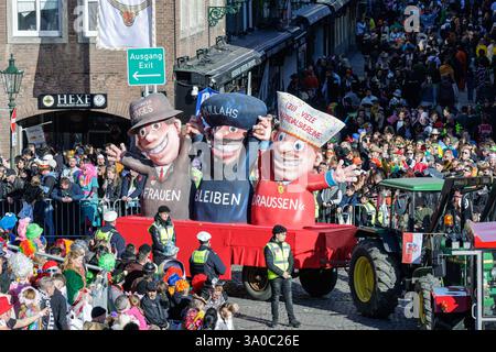03.03.2025. Düsseldorf. Rosenmontagszug 2025 in der nordrhein-westfälischen Landeshauptstadt. Der Düsseldorfer Karneval feiert 2025 sein 200-jähriges Bestehen hier die Mottowagen des Karnevalswagenbau-Künstlers Jacques Tilly. Düsseldorf Altstadt am Rathaus/Marktplatz Nordrhein-Westfalen Deutschland *** 03 03 2025 Düsseldorf Rosenmontagszug 2025 in der Landeshauptstadt Nordrhein-Westfalen feiert der Düsseldorfer Karneval sein 200-jähriges Bestehen 2025 hier sind die Motive des Karnevalsflottengestalters Jacques Tilly Düsseldorf Altstadt am Rathaus Marktplatz Nordrhein-Westfalen Deutschland Stockfoto