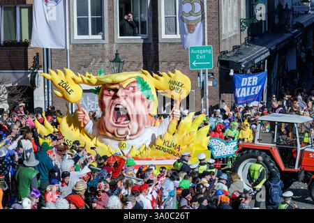 03.03.2025. Düsseldorf. Rosenmontagszug 2025 in der nordrhein-westfälischen Landeshauptstadt. Der Düsseldorfer Karneval feiert 2025 sein 200-jähriges Bestehen hier die Mottowagen des Karnevalswagenbau-Künstlers Jacques Tilly. Düsseldorf Altstadt am Rathaus/Marktplatz Nordrhein-Westfalen Deutschland *** 03 03 2025 Düsseldorf Rosenmontagszug 2025 in der Landeshauptstadt Nordrhein-Westfalen feiert der Düsseldorfer Karneval sein 200-jähriges Bestehen 2025 hier sind die Motive des Karnevalsflottengestalters Jacques Tilly Düsseldorf Altstadt am Rathaus Marktplatz Nordrhein-Westfalen Deutschland Stockfoto