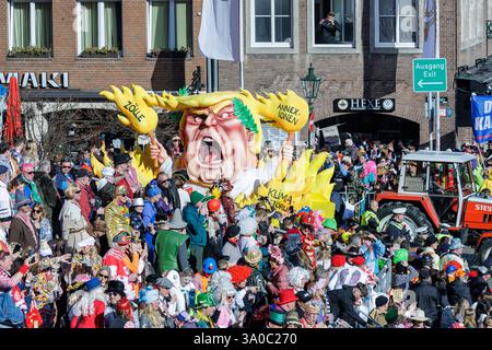 03.03.2025. Düsseldorf. Rosenmontagszug 2025 in der nordrhein-westfälischen Landeshauptstadt. Der Düsseldorfer Karneval feiert 2025 sein 200-jähriges Bestehen hier die Mottowagen des Karnevalswagenbau-Künstlers Jacques Tilly. Düsseldorf Altstadt am Rathaus/Marktplatz Nordrhein-Westfalen Deutschland *** 03 03 2025 Düsseldorf Rosenmontagszug 2025 in der Landeshauptstadt Nordrhein-Westfalen feiert der Düsseldorfer Karneval sein 200-jähriges Bestehen 2025 hier sind die Motive des Karnevalsflottengestalters Jacques Tilly Düsseldorf Altstadt am Rathaus Marktplatz Nordrhein-Westfalen Deutschland Stockfoto