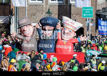 03.03.2025. Düsseldorf. Rosenmontagszug 2025 in der nordrhein-westfälischen Landeshauptstadt. Der Düsseldorfer Karneval feiert 2025 sein 200-jähriges Bestehen hier die Mottowagen des Karnevalswagenbau-Künstlers Jacques Tilly. Düsseldorf Altstadt am Rathaus/Marktplatz Nordrhein-Westfalen Deutschland *** 03 03 2025 Düsseldorf Rosenmontagszug 2025 in der Landeshauptstadt Nordrhein-Westfalen feiert der Düsseldorfer Karneval sein 200-jähriges Bestehen 2025 hier sind die Motive des Karnevalsflottengestalters Jacques Tilly Düsseldorf Altstadt am Rathaus Marktplatz Nordrhein-Westfalen Deutschland Stockfoto