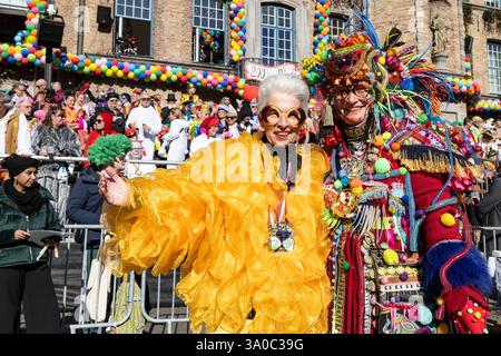 Düsseldorf, Deutschland. 3. März 2025. Karnevalsparade am Rosenmontag. Deutsche Politikerin Marie-Agnes Strack-Zimmermann, FDP (links) Stockfoto