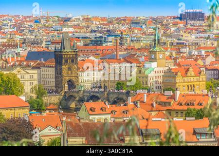 Ein atemberaubender Panoramablick von der Prager Oberstadt mit der berühmten Karlsbrücke und dem historischen Stadtzentrum Stockfoto