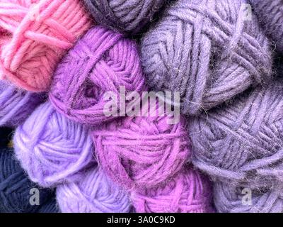 Soft, colorful yarn balls create a vibrant pile, ready for knitting or crochet projects Stockfoto