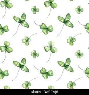 Vier- und dreiblättrige Kleeblätter, nahtloses Muster, isolierter Hintergrund. Handgezeichnete grüne Schamrock-Blätter verziert. St. Patrick Day Stockfoto