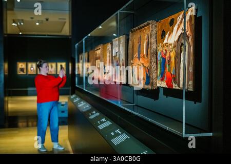 London, Großbritannien. März 2025. Die Tafeln der Nationalgalerie aus dem Maestà sind mit anderen, die Episoden aus dem Leben Christi beschreiben, wieder vereint. Dazu gehören Christus und die Frau von Samaria aus dem Museo Thyssen-Bornemisza, Madrid und die Berufung der Apostel Peter und Andrew aus der National Gallery of Art, Washington DC. - Siena: The Rise of Painting 1300-1350 eine neue Ausstellung in der National Gallery. Gemälde einiger der größten italienischen Künstler des 14. Jahrhunderts sind seit Jahrhunderten in der ganzen Welt verstreut. Guy Bell/Alamy Live News Stockfoto